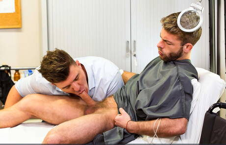 英國毛茸茸的帥哥加布里埃爾·菲尼克斯在口交後做愛