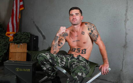 Der französische Kraftprotz Chris Damned und der attraktive Justin Lewis bei einem heißen Arschfick