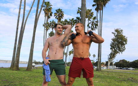 Der britische harte Kerl Michael Boston und der amerikanische bullige Isaac X haben heißen Paarsex im Freien