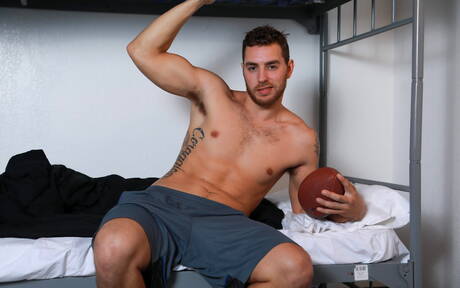 Dwóch amerykańskich chłopców, umięśniony Carter Woods i umięśniony Adrian Hart w gorącej międzyrasowej akcji analnego ruchania