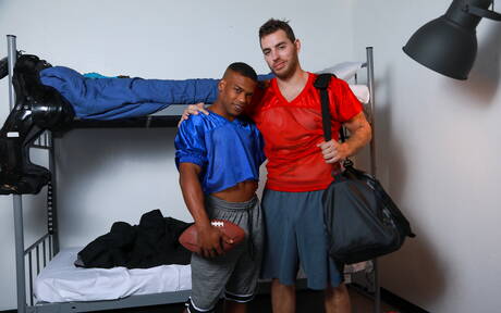 Dwóch amerykańskich chłopców, umięśniony Carter Woods i umięśniony Adrian Hart w gorącej międzyrasowej akcji analnego ruchania