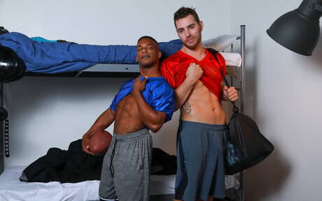 Dwóch amerykańskich chłopców, umięśniony Carter Woods i umięśniony Adrian Hart w gorącej międzyrasowej akcji analnego ruchania