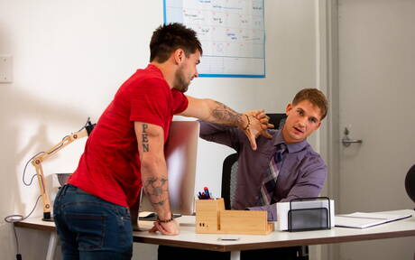 Os simpáticos americanos musculosos Aspen e o durão Brandon Anderson em uma foda anal gostosa