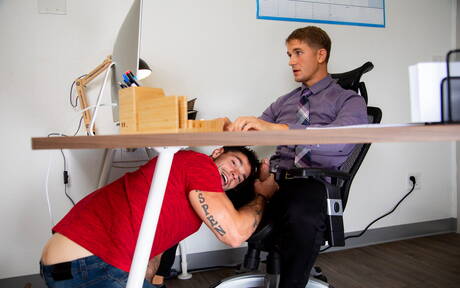 Os simpáticos americanos musculosos Aspen e o durão Brandon Anderson em uma foda anal gostosa