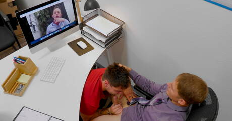 Os simpáticos americanos musculosos Aspen e o durão Brandon Anderson em uma foda anal gostosa