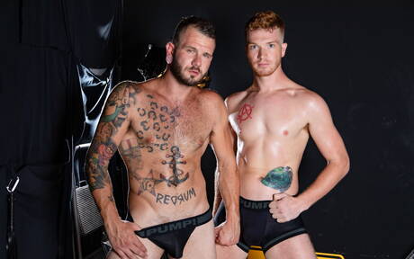 Los simpáticos amigos americanos Johnny Hill y el joven Dacotah Red follan después de una mamada