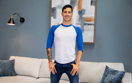 Der junge Amerikaner Kian Kane spielt mit einem Schwanz