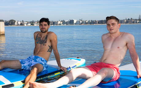 I ragazzi americani muscolosi Jay Tee e la lontra Leeroy Jones si sono scopati a vicenda sulla spiaggia