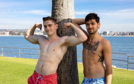 I ragazzi americani muscolosi Jay Tee e la lontra Leeroy Jones si sono scopati a vicenda sulla spiaggia