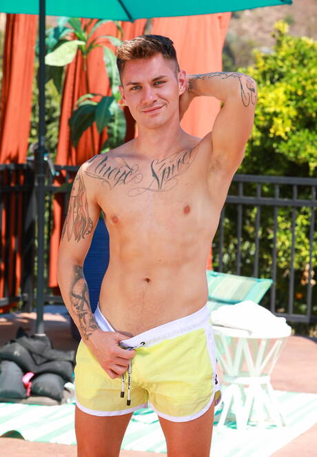 Heiße amerikanische Jungs, der schöne Junge Zak Bishop und der Superhengst Brandon Anderson reiten einen Schwanz mit Fisting im Freien