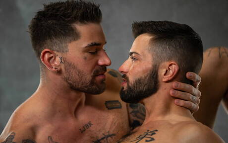 Le dur à cuire américain Casey Everett et le beau gosse français Chris Damned se sucent et se baisent