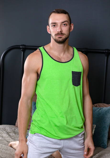 Johnny B et le super étalon américain David Skylar ont des relations sexuelles anales