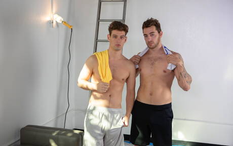 Heiße Amerikaner, Twink Michael Del Ray und Strongman Carter Woods ficken Arsch, nachdem sie Schwänze gelutscht haben