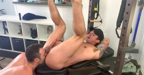 Il super stallone britannico Michael Boston e il fusto americano Dakota Payne scopano dopo essersi succhiati il cazzo