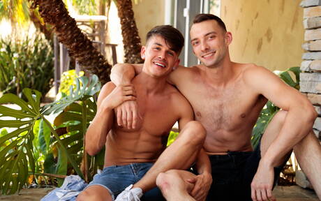 Der junge Amerikaner Andy Taylor und der junge Johnny B haben sich draußen gegenseitig geknallt