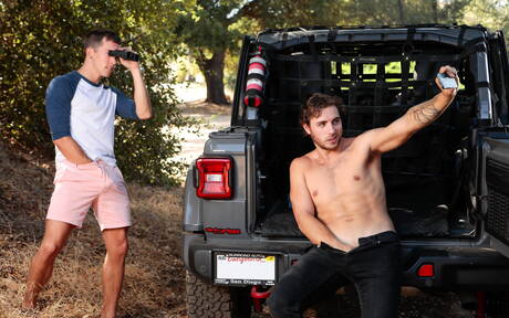 Die berühmten Amerikaner, der Superhengst Carter Woods und der bullige Isaac Parker, ficken nach dem Blowjob und werden draußen gefistet