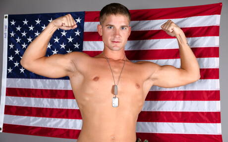 Hübsche amerikanische Jungs, muskulöser Kerl Roman Todd und muskulöser Kerl Brandon Anderson ziehen sich aus und zeigen schönen Hintern
