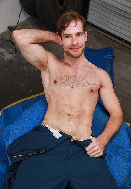 El guapo estadounidense David Skylar y el semental Brandon Anderson tienen un buen sexo anal.