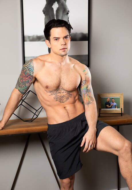 Les beaux mecs américains Dakota Payne et le musclé Isaac X se sucent et se baisent mutuellement avec un fisting