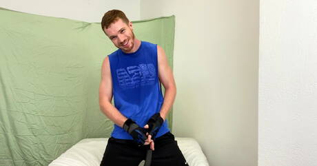 Il giovane americano Dacotah Red si masturba il cazzo