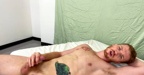 Il giovane americano Dacotah Red si masturba il cazzo