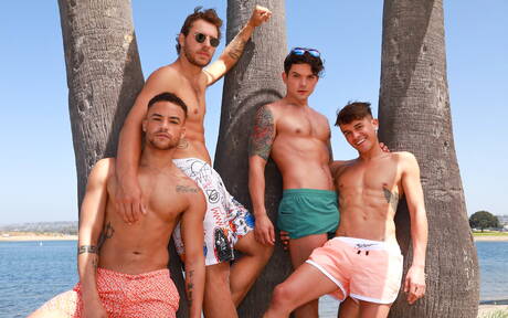 Zwei amerikanische Jungs, der gut gebaute Carter Woods und der muskulöse Beaux Banks, haben eine heiße Paarszene im Pool