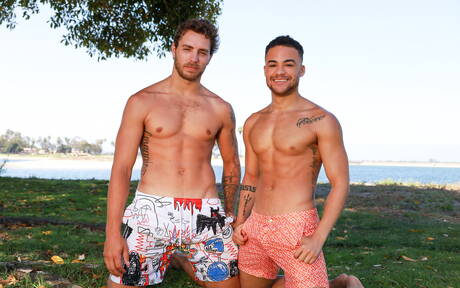 Zwei amerikanische Jungs, der gut gebaute Carter Woods und der muskulöse Beaux Banks, haben eine heiße Paarszene im Pool