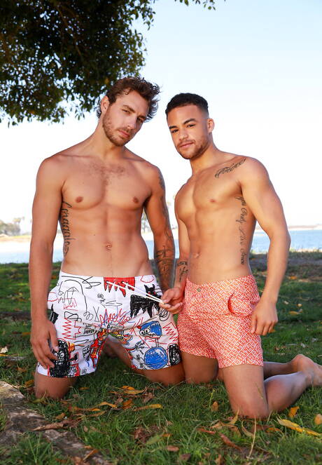 Zwei amerikanische Jungs, der gut gebaute Carter Woods und der muskulöse Beaux Banks, haben eine heiße Paarszene im Pool