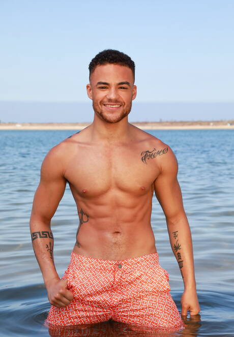 Zwei amerikanische Jungs, der gut gebaute Carter Woods und der muskulöse Beaux Banks, haben eine heiße Paarszene im Pool