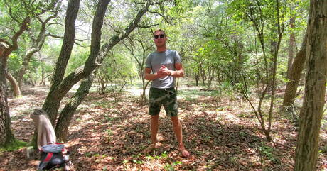 Der kräftige Amerikaner Justin Matthews wichst seinen Schwanz draußen