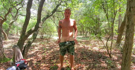 Der kräftige Amerikaner Justin Matthews wichst seinen Schwanz draußen