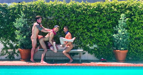 Dakota Payne, Jax Thirio, Max, Devyn Pauly in una scena di sesso di gruppo bollente in piscina
