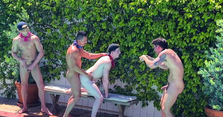 Dakota Payne, Jax Thirio, Max, Devyn Pauly in una scena di sesso di gruppo bollente in piscina