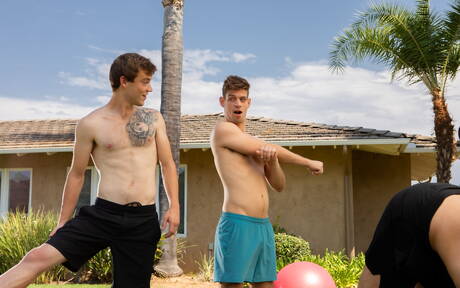 Piękni amerykańscy faceci gorący młodzieniec Michael Del Ray i ogier Scott Finn ruchają się w dupę po obciąganie na zewnątrz