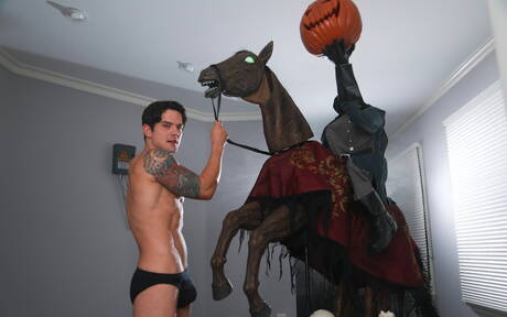 Les beaux garçons américains, le jeune Michael Del Ray et le costaud Dakota Payne, montrent un corps musclé