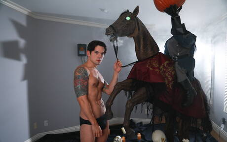 Les beaux garçons américains, le jeune Michael Del Ray et le costaud Dakota Payne, montrent un corps musclé