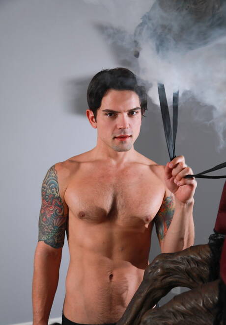 Les beaux garçons américains, le jeune Michael Del Ray et le costaud Dakota Payne, montrent un corps musclé