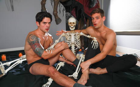 Les beaux garçons américains, le jeune Michael Del Ray et le costaud Dakota Payne, montrent un corps musclé