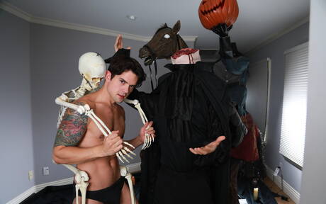 Netter amerikanischer Junge Michael Del Ray und Muskelprotz Dakota Payne zeigen einen Muskelkörper