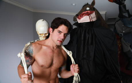 Les beaux garçons américains, le jeune Michael Del Ray et le costaud Dakota Payne, montrent un corps musclé