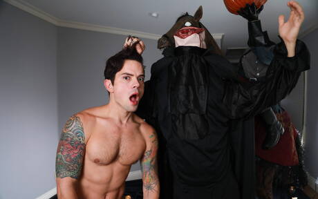 Les beaux garçons américains, le jeune Michael Del Ray et le costaud Dakota Payne, montrent un corps musclé