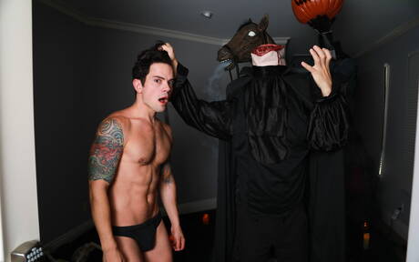 Les beaux garçons américains, le jeune Michael Del Ray et le costaud Dakota Payne, montrent un corps musclé