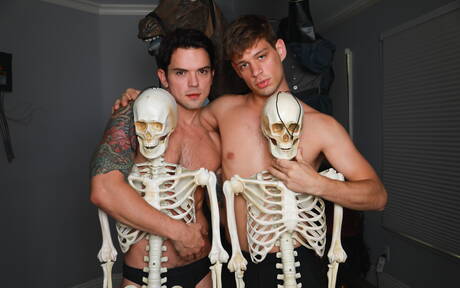 Les beaux garçons américains, le jeune Michael Del Ray et le costaud Dakota Payne, montrent un corps musclé