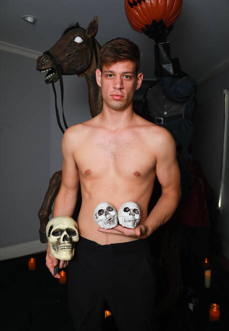 Les beaux garçons américains, le jeune Michael Del Ray et le costaud Dakota Payne, montrent un corps musclé