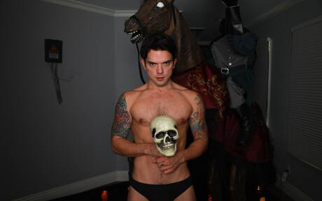 Les beaux garçons américains, le jeune Michael Del Ray et le costaud Dakota Payne, montrent un corps musclé