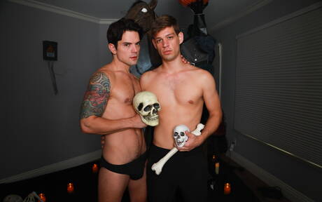 Les beaux garçons américains, le jeune Michael Del Ray et le costaud Dakota Payne, montrent un corps musclé