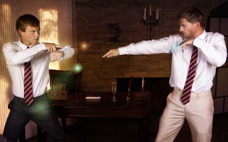 Les beaux mecs américains Roman Todd et Scott Finn baisent après une fellation