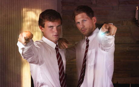 Les beaux mecs américains Roman Todd et Scott Finn baisent après une fellation