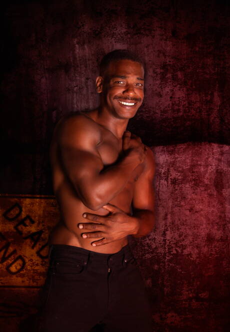 Les stars du porno américaines Johnny Hill et Adrian Hart, un homme costaud, se livrent à une sodomie interraciale intense.