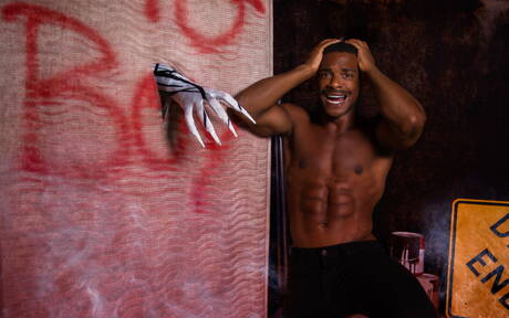 Les stars du porno américaines Johnny Hill et Adrian Hart, un homme costaud, se livrent à une sodomie interraciale intense.